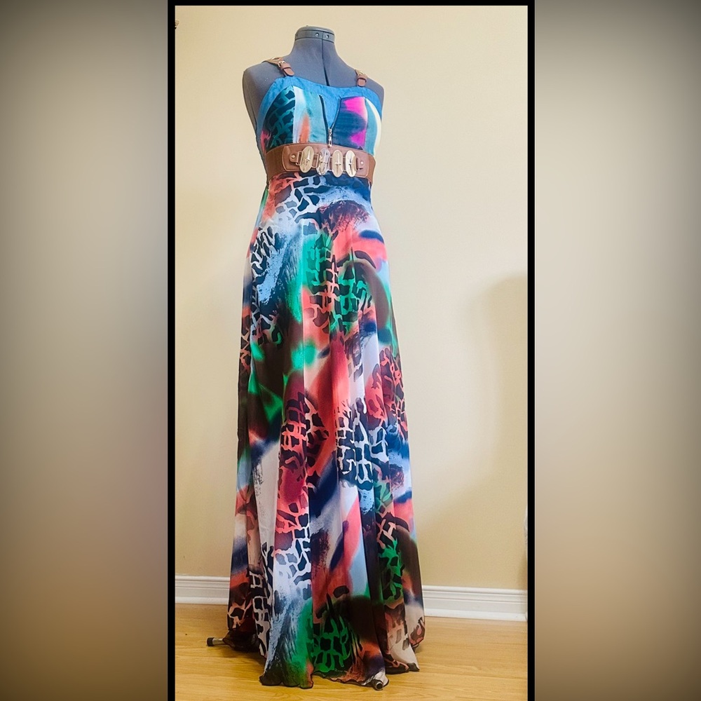 NWT Kessley Maxi Sleevless Dress
Size M